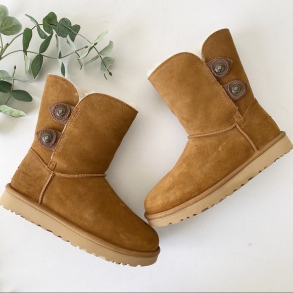 NIB UGG MARCIELLA BUTTON CLASSIC SHORTS BOOTS CHESTNUT 10 - Picture 1 of 11